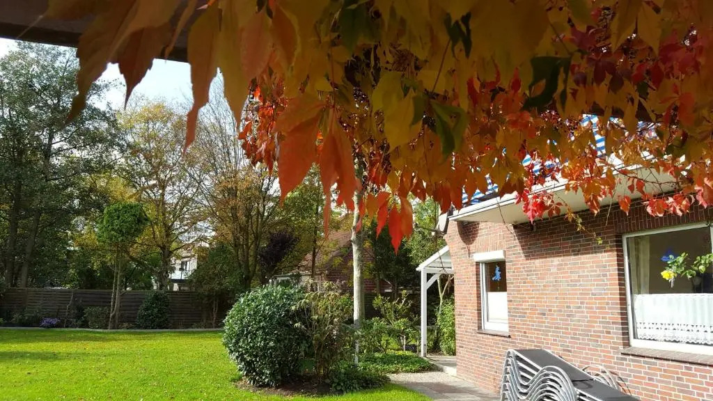 Wohnung 1 mit überdachte Terrasse zum Garten Nähe Strand und Hafen Bensersiel