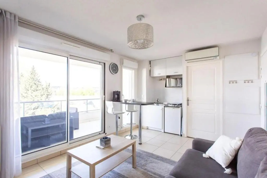 Air-conditioned studio with furnished terrace and parking