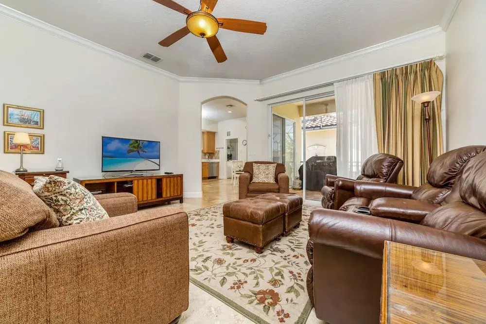 3 Bed Reunion Home w/ South Facing Pool by RedAwning