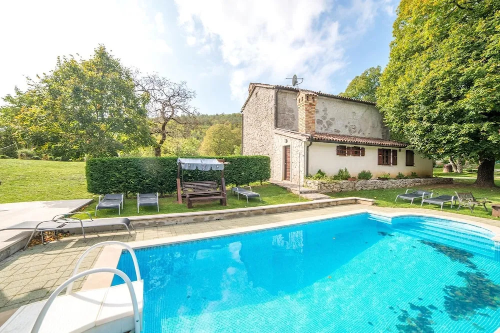 Beautiful Villa Ida & Mirko with pool in Buzet