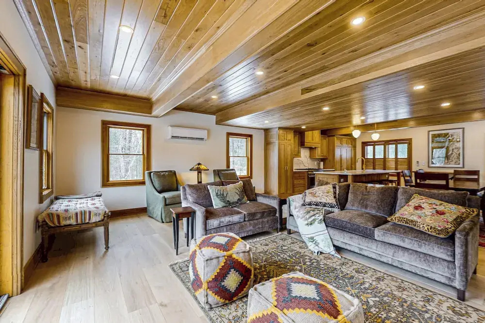 New Home: 2 Mins to Lake Park, Beach & Town