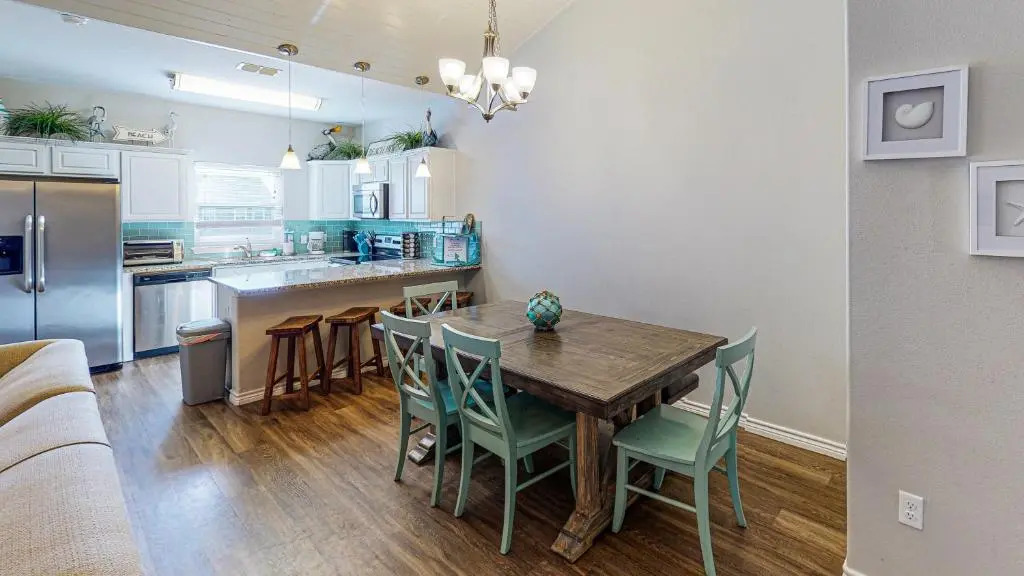 BC403 Fabulous Townhome with Beach Decor, Shared Heated Pool, Garage Access