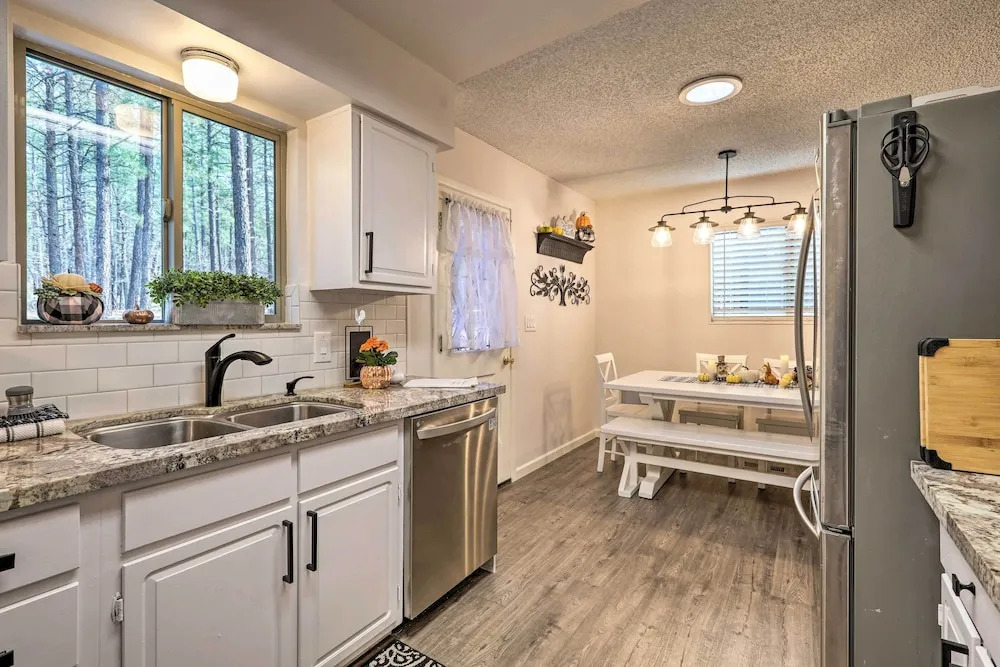 Renovated Cottage w/ Fire Pit in Munds Park!