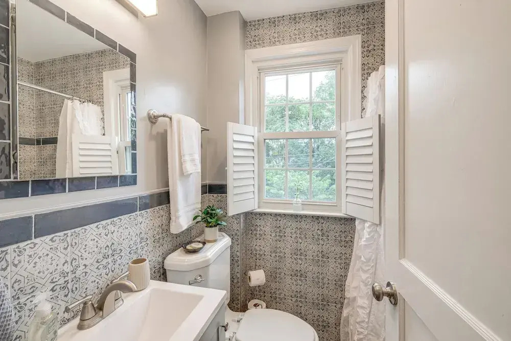 1 Mi to Old Town Alexandria: Townhome w/ Patio