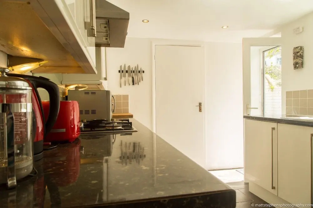 Bright and Spacious 1 Bedroom Flat With Garden