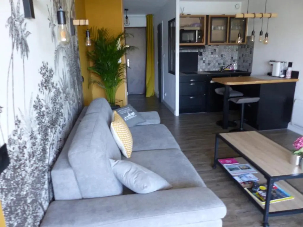 studio exposé plein sud vu sur le port de plaisance