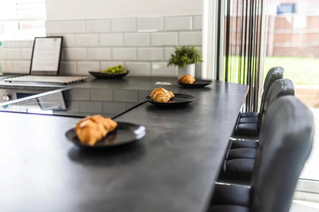 Modern 3-Bed House with Parking - Sleeps 7!