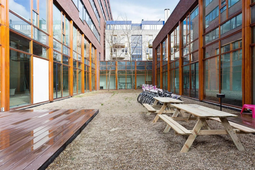 Hostelle - Caters to Women