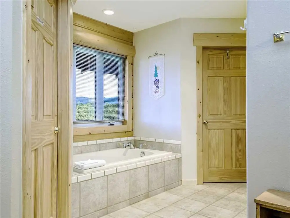 Log Heaven - Three Bedroom Cabin with Hot Tub