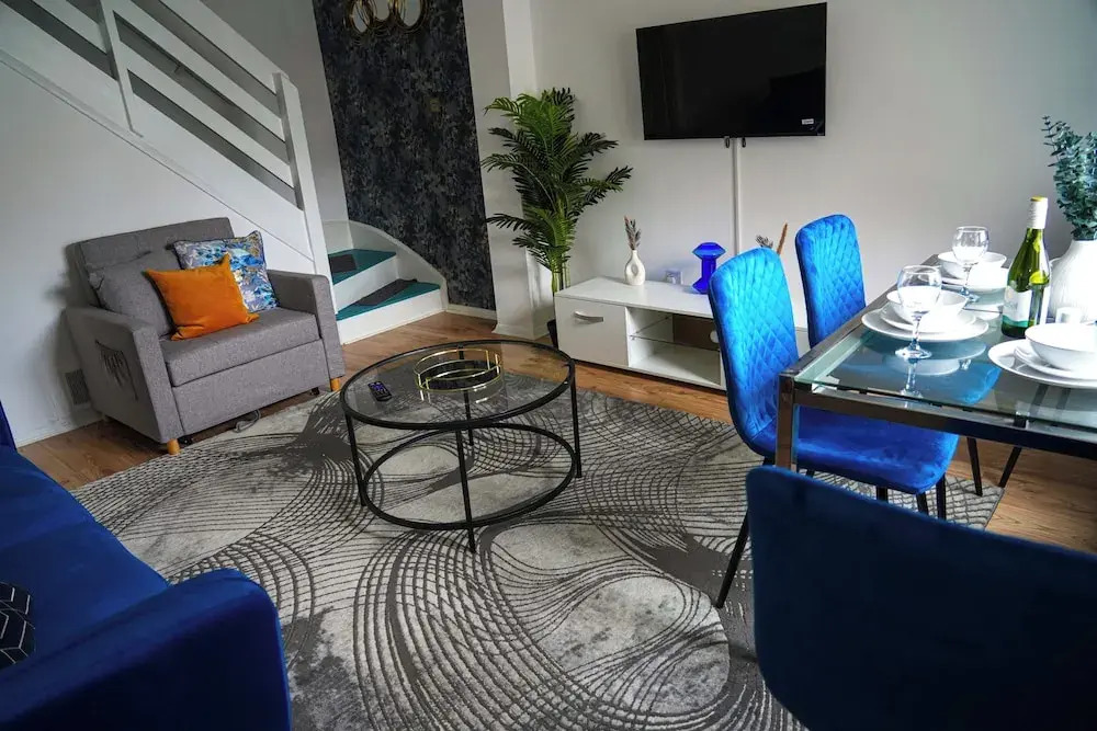 Milton Keynes Home - Sleeps 4 - Parking