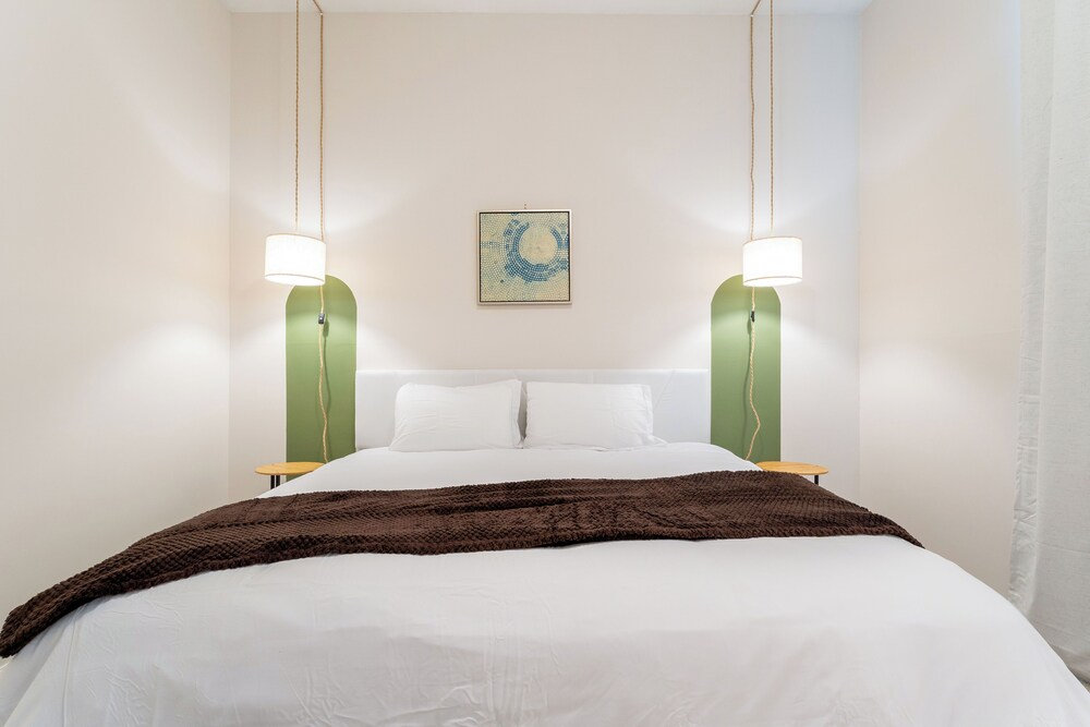Riviere 3BR Apartment Stylish King Family Pets Friendly Pool & Gym Near Epic Universe
