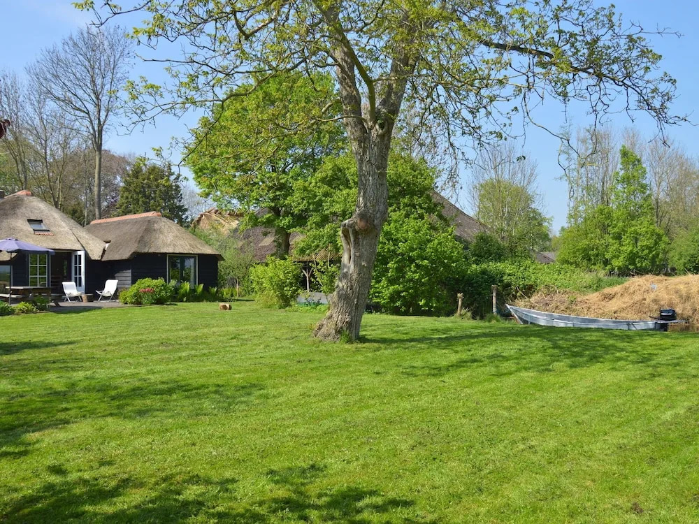 Quaint Farmhouse in Giethoorn With Private Garden