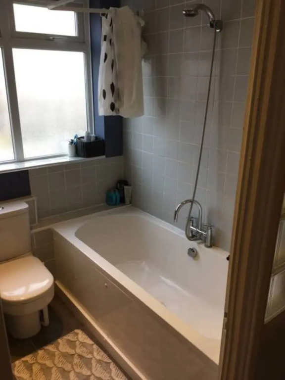 Spacious North London Flat With Balcony