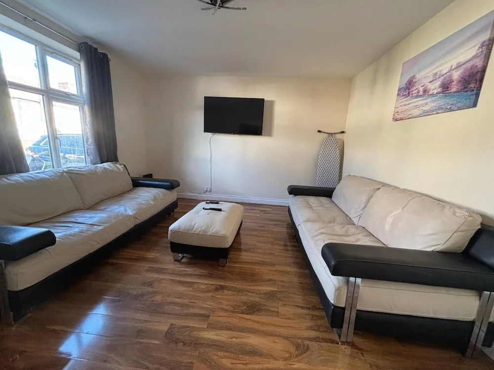 Large & Cozy 5-bed House in a Quiet Dagenham Area