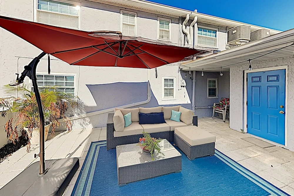 New Listing! All-suite - Steps To Beach 2 Bedroom Apts