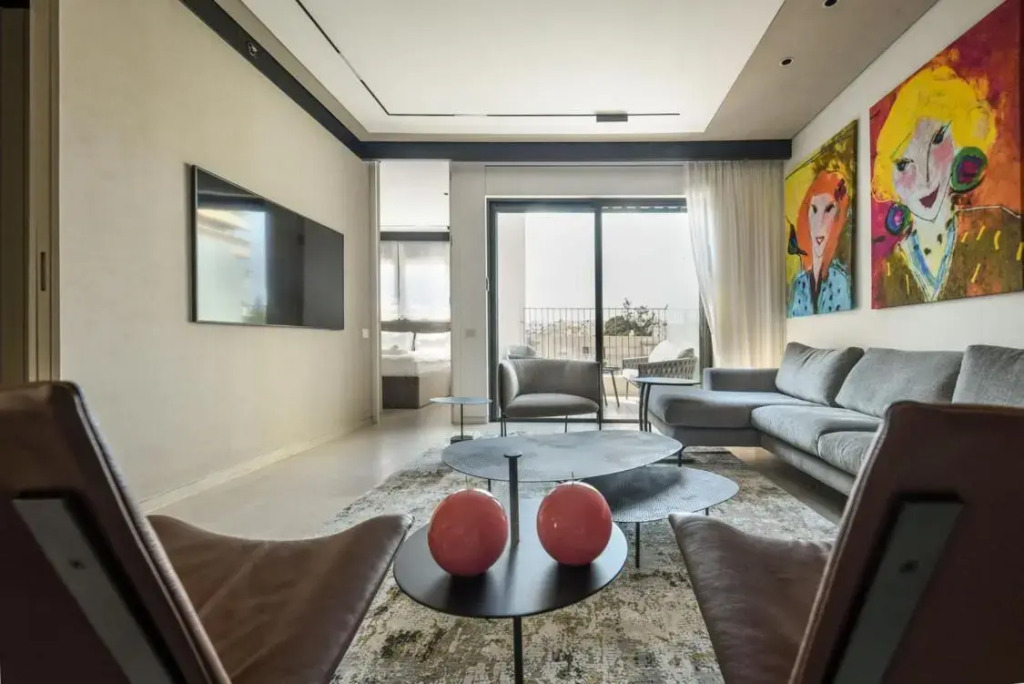 Modern and Vibrant 2BR apartment with Private Balcony