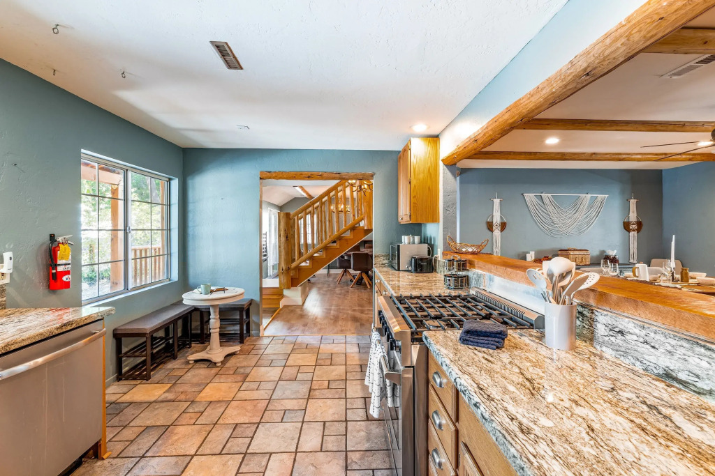 10 Mins to the Lake, Hot Tub & Game Room, Modern Cabin Bearpaw by Avantstay