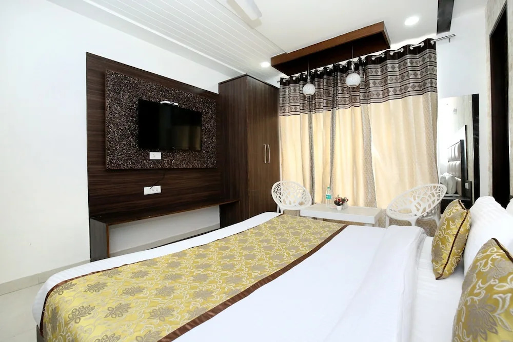 Oyo 11367 Hotel Yellow