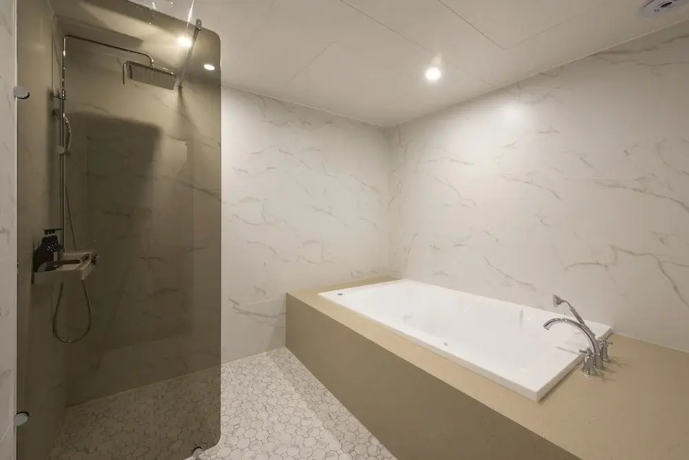 Brown-Dot Hotel Gupo