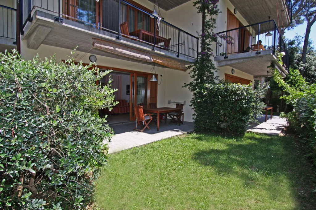 In vacation residence , 40 mt from the sea, apartment for 4-6 people, on the first floor with terrac-Villa Marina - INT. 5 trilo Libeccio
