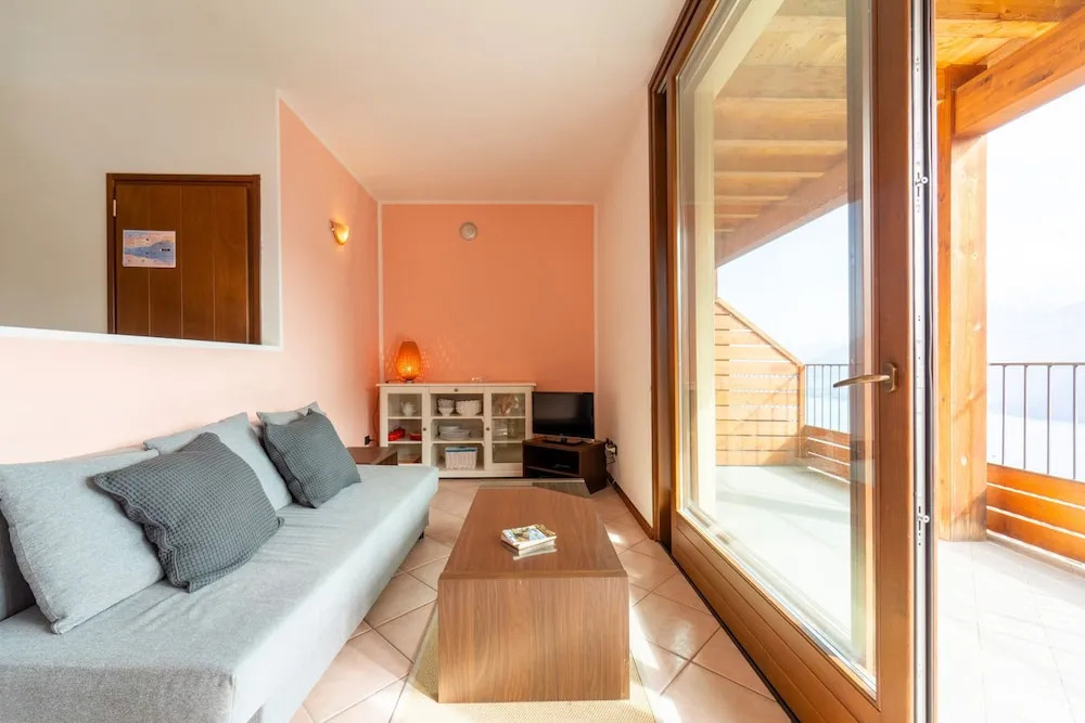 Willow Apartment With Lakeview by Wonderful Italy