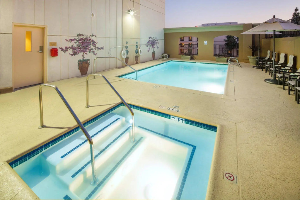 Hotel Zessa Orange County Airport, a DoubleTree by Hilton