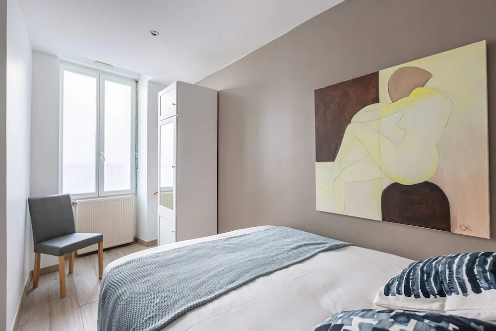 Beautiful apartment near train station by GuestReady