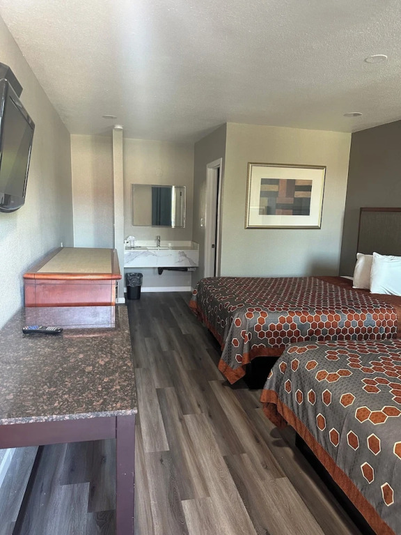 ROYAL MOTEL TRACY