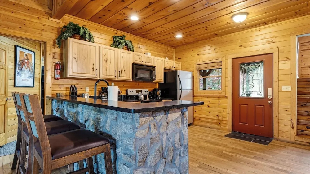 Majestic Springs Lodge by Avantstay Indoor Pool + Spa + Game Room Smoky Mtns