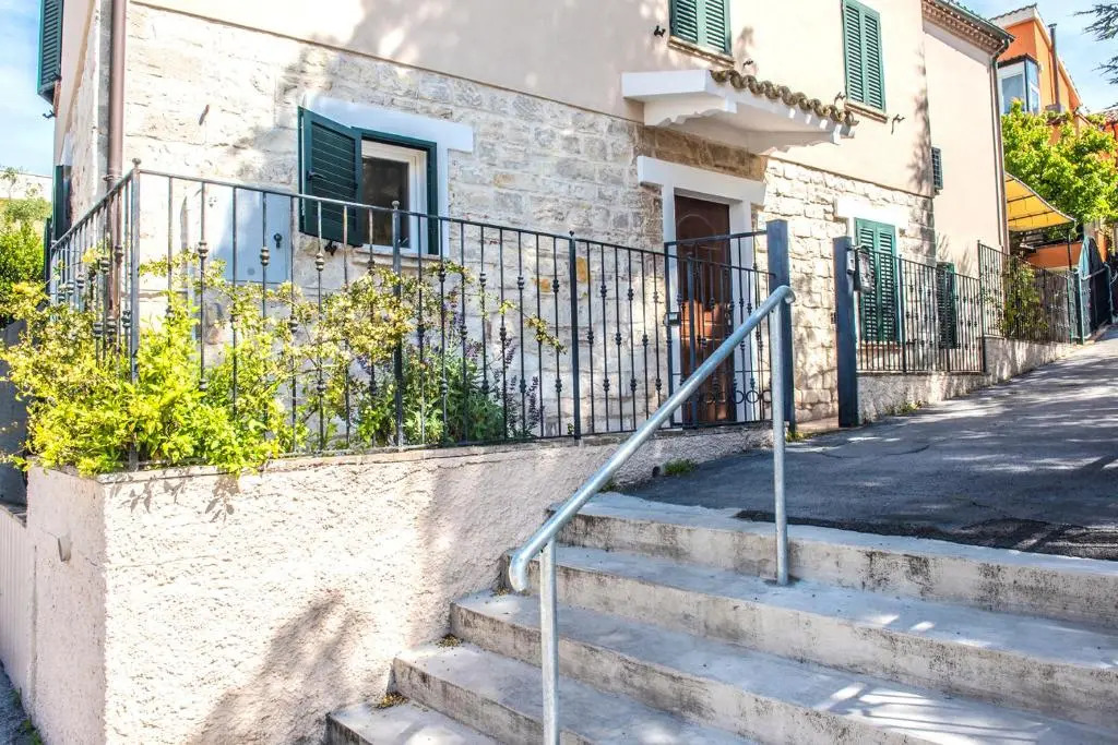 S145 - Sirolo, Nuovissimo Trilocale in Centro Con Giardino