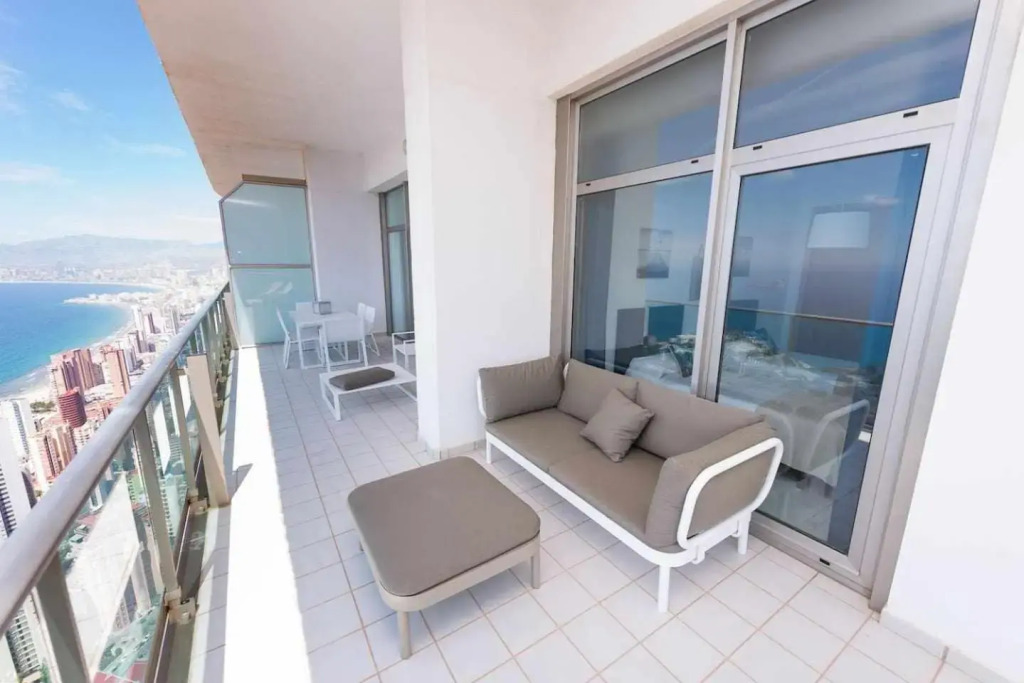 Luxury apartment on the 41st floor with stunning sea views