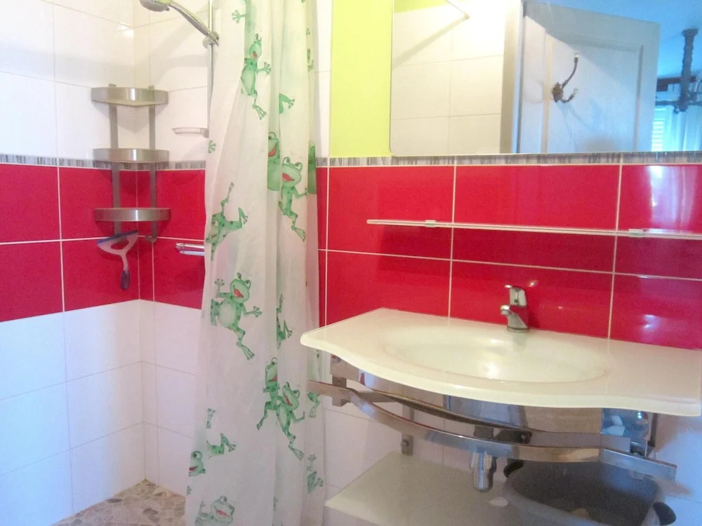 Apartment With one Bedroom in Mortagne-sur-gironde, With Furnished Gar