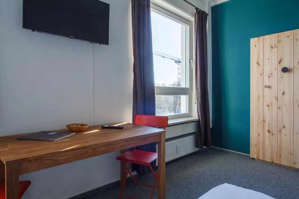 ROOM 1 / ROOM 2