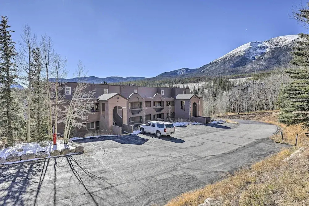 Condo w/ Views & Hot Tub Access in Silverthorne!
