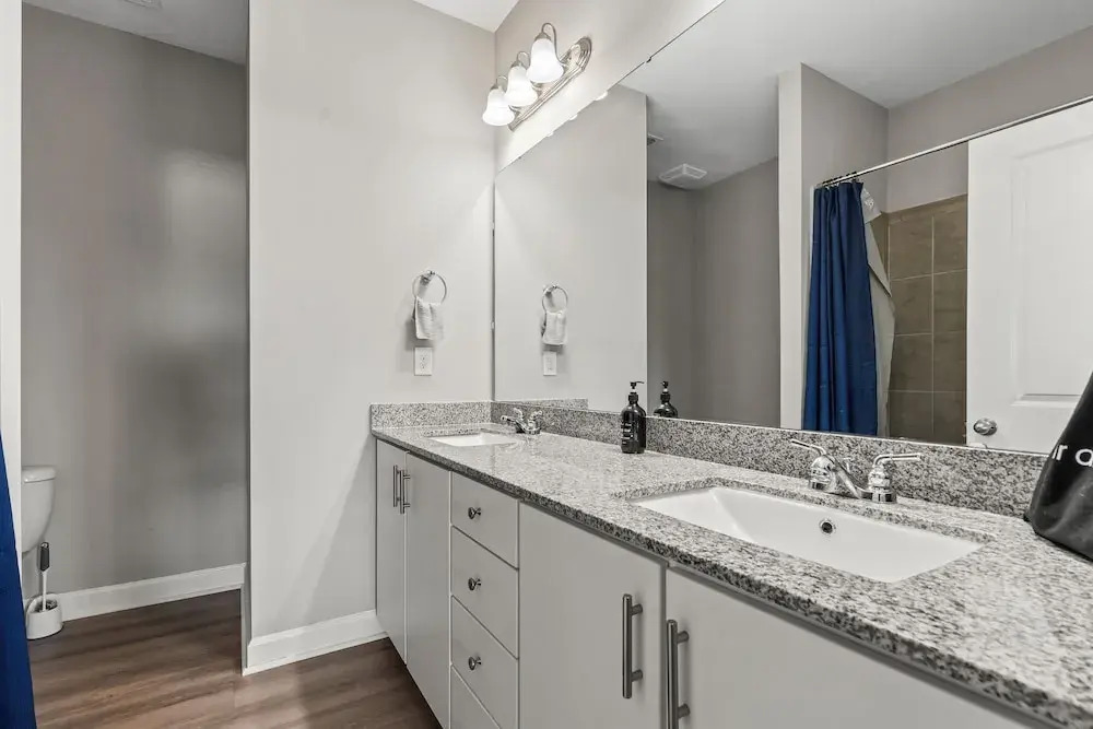 Upscale King 3BR Townhouse in Pineville