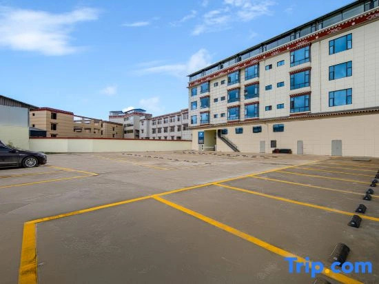 Kyriad Hotel (Shangri-La Ganden Sumtseling Monastery Scenic Area)