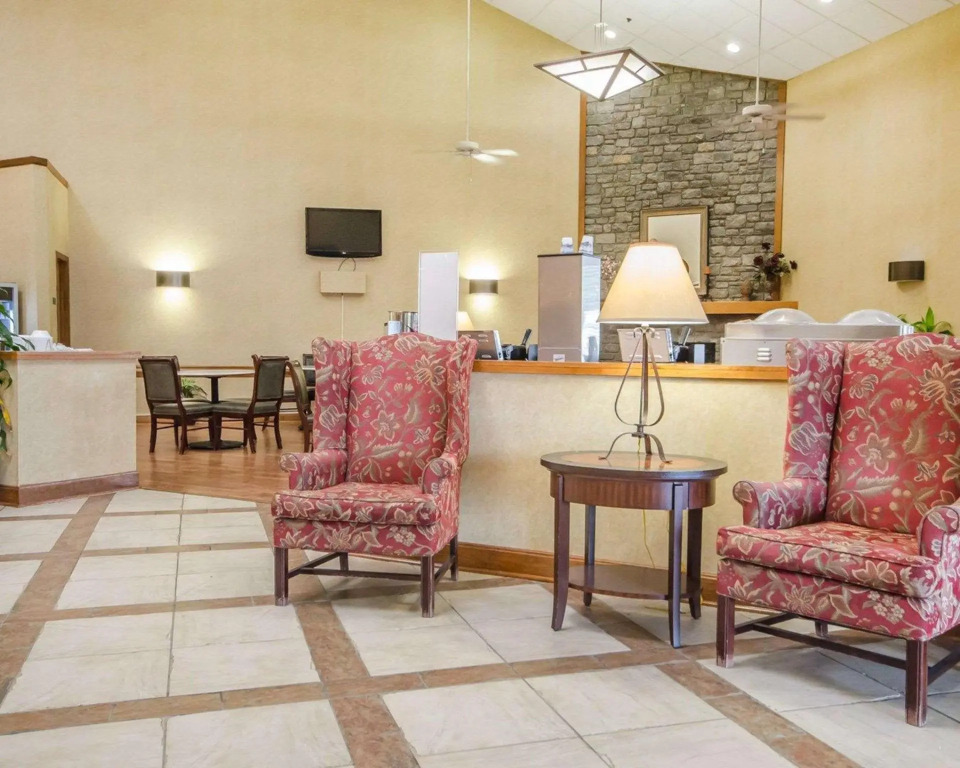Clarion Pointe Louisville East
