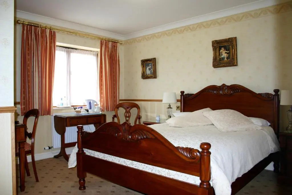Albright Hussey Manor