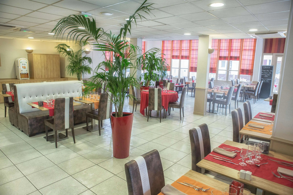 KYRIAD ORANGE Centre Ville - HOTEL RESTAURANT BAR - Galerie dArt des Princes - Provence Alpes CôteAzur - France - AUTOROUTE A7-A9 - exit21- Châteauneuf-du-Pape Avignon Bollene Nimes Valence - Terrasse - Repas - Petit Déjeuner