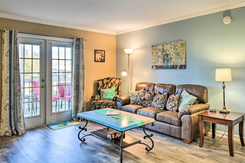 5 Mi to Beach: Gulf Shores Condo w/ Perks!