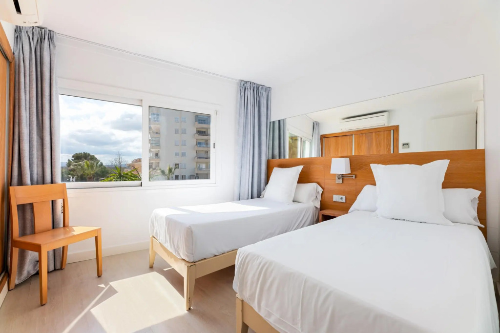 Apartment with shared pool, near the beach