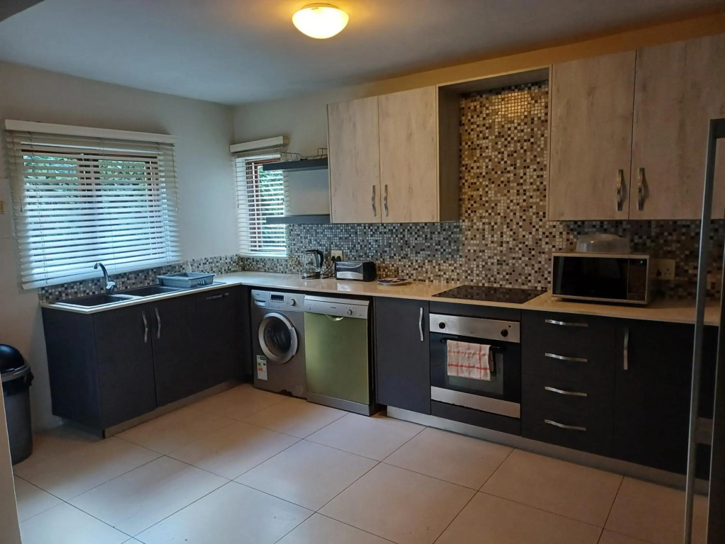 Mount Royal 02 Large 3 bedroom Ground floor apartment with Garden