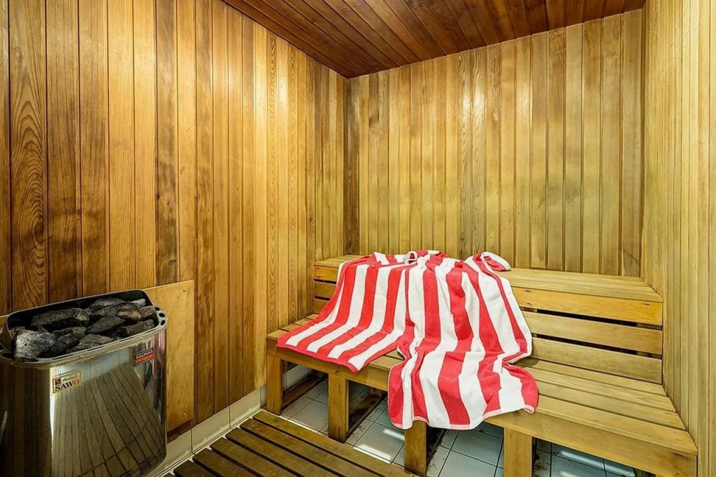 The Crest Apartments - Main Beach