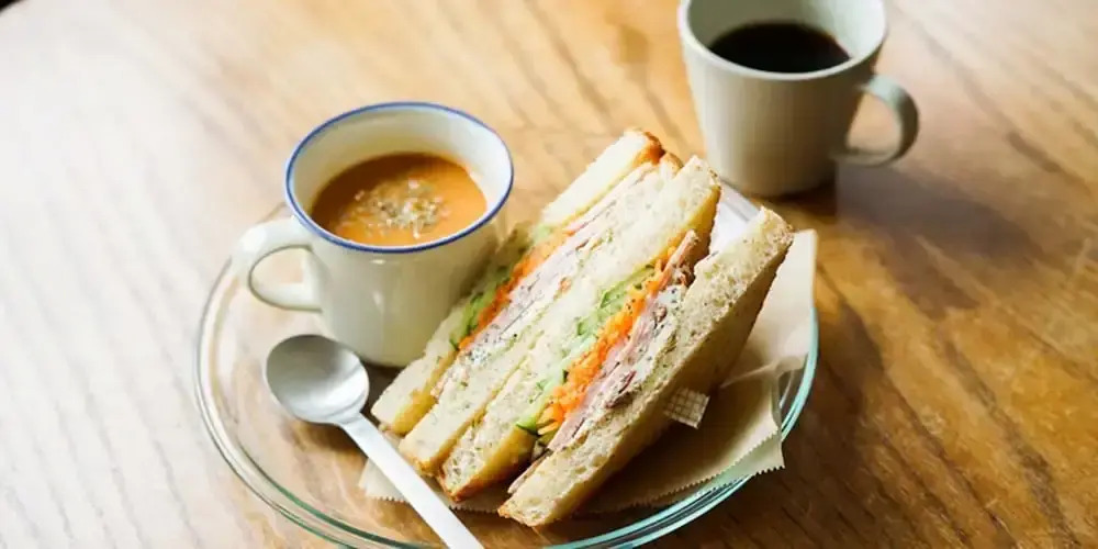 ROUTE - Cafe and Petit Hostel