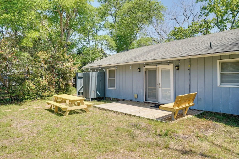 7 Blocks to the Beach: Family Oak Island Retreat