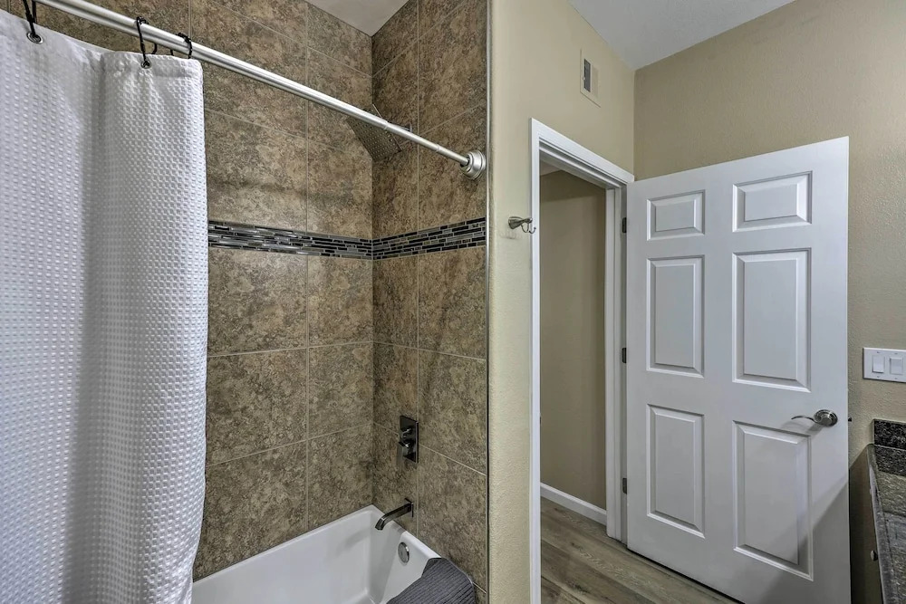 Dog-friendly Condo w/ Pool & Hot Tub in Phoenix