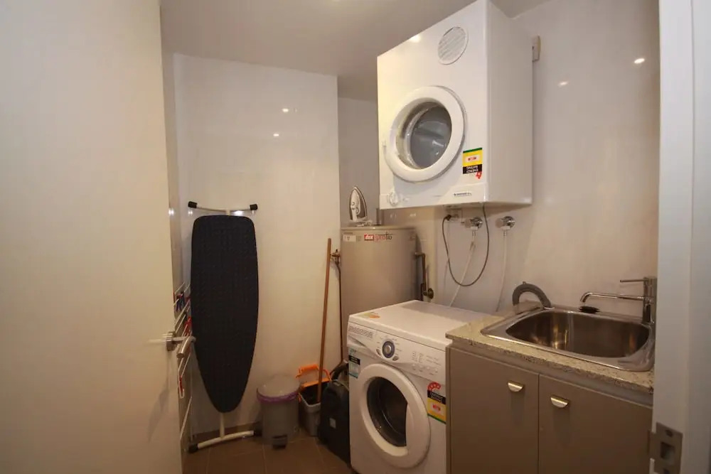 Oasis, Unit 11/5 Laman Street
