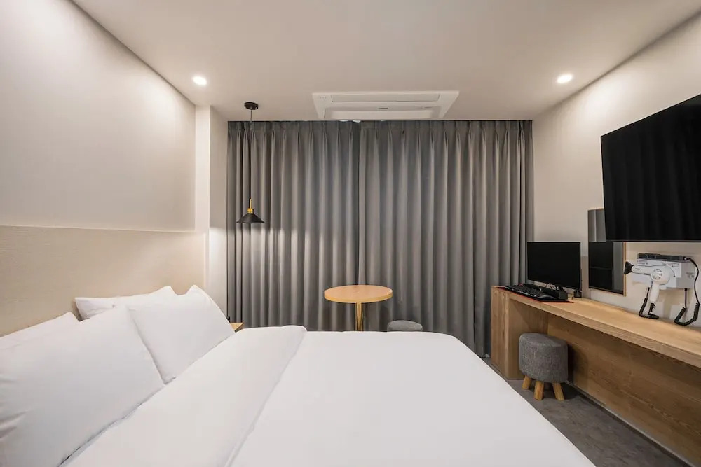 Elegance hotel hwangridan