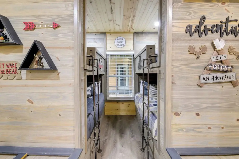 Hot Tub + Game Room: Seiverville Group Getaway