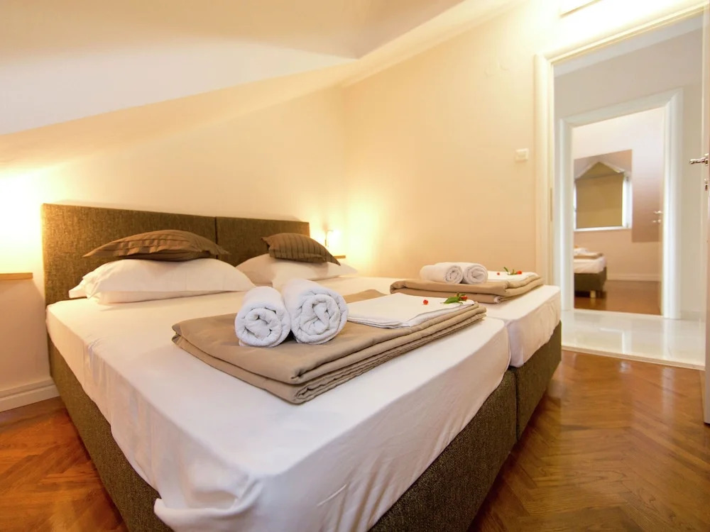 Luxury Apartment in Private Home With Private Pool & Garden, Bbq, Wifi, Parking